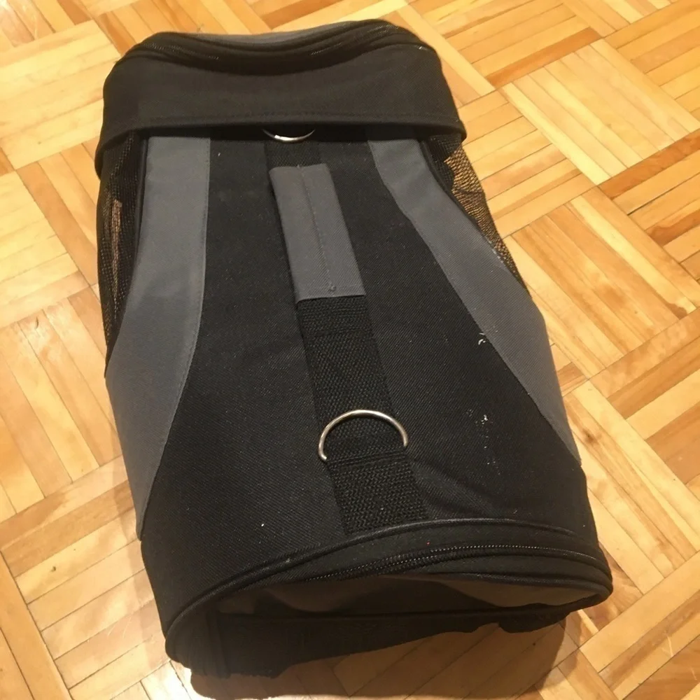 pet carrier like new​​​​​​​​​​​​